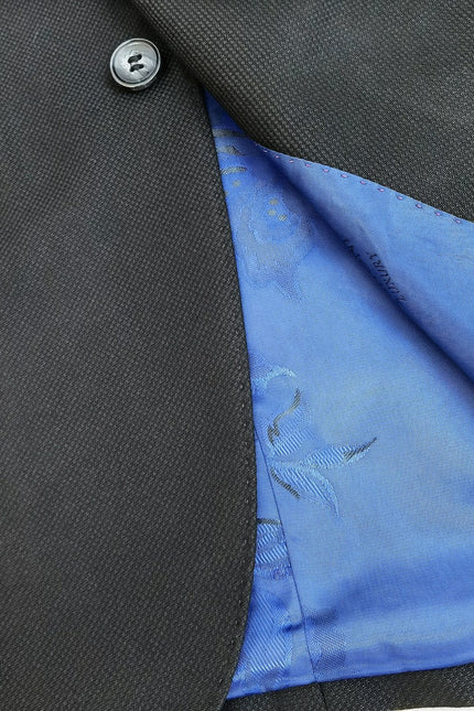 Costume noir texturé à deux boutons, coupe slim